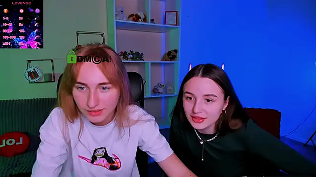 Snapshot of leslie_bird chatting on 10-15-25, 11:43 leslie bird online show from 10-15-25, 11:43