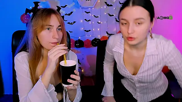 Snapshot of leslie_bird chatting on 10-30-25, 11:11 leslie bird online show from 10-30-25, 11:11