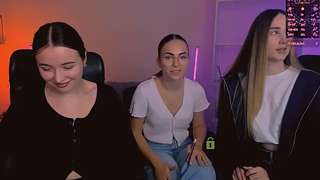 Snapshot of leslie_bird chatting on 11-29-25, 10:18 leslie bird online show from 11-29-25, 10:18