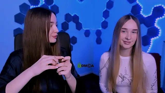 Snapshot of leslie_bird chatting on 12-16-25, 10:09 leslie bird online show from 12-16-25, 10:09