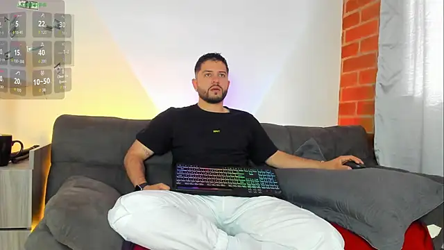 Snapshot of TomSloam chatting on 10-14-25, 01:12 TomSloam online show from 10-14-25, 01:12