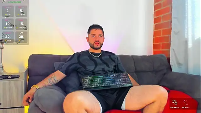 Snapshot of TomSloam chatting on 10-16-25, 01:34 TomSloam online show from 10-16-25, 01:34