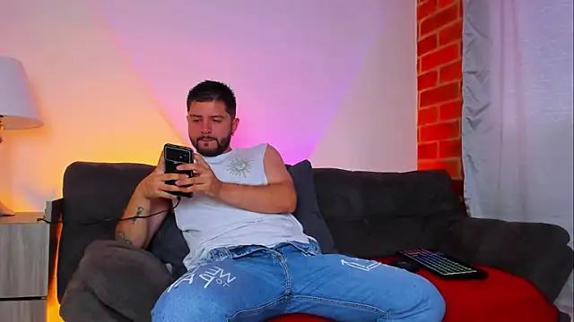 Snapshot of TomSloam chatting on 10-17-25, 02:08 TomSloam online show from 10-17-25, 02:08