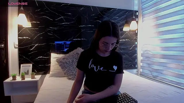 Snapshot of ZOE_LE chatting on 10-21-25, 11:44 ZOE LE online show from 10-21-25, 11:44