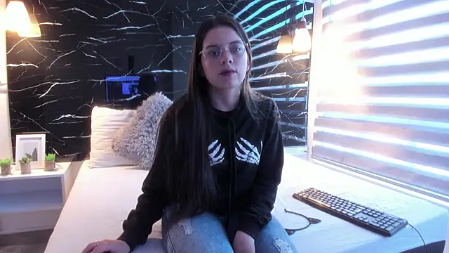 Snapshot of ZOE_LE chatting on 10-24-25, 11:39 ZOE LE online show from 10-24-25, 11:39