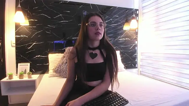 Snapshot of ZOE_LE chatting on 10-27-25, 11:47 ZOE LE online show from 10-27-25, 11:47