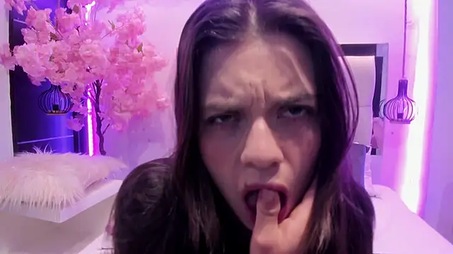 Snapshot of ZOE_LE chatting on 11-18-25, 11:47 ZOE LE online show from 11-18-25, 11:47