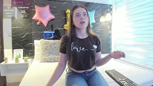 Snapshot of ZOE_LE chatting on 12-02-25, 11:37 ZOE LE online show from 12-02-25, 11:37