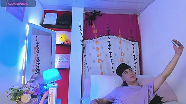 Snapshot of XaanderGrey chatting on 10-30-25, 07:58 XaanderGrey online show from 10-30-25, 07:58