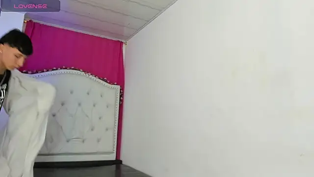 Snapshot of XaanderGrey chatting on 11-17-25, 07:08 XaanderGrey online show from 11-17-25, 07:08