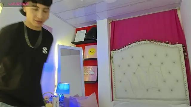 Snapshot of XaanderGrey chatting on 11-25-25, 07:36 XaanderGrey online show from 11-25-25, 07:36