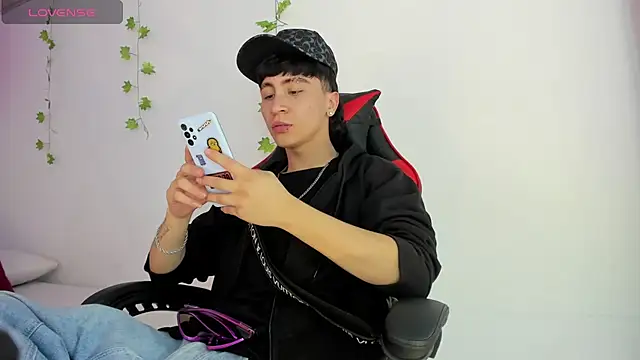 Snapshot of XaanderGrey chatting on 12-13-25, 07:53 XaanderGrey online show from 12-13-25, 07:53