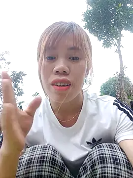 Snapshot of nhinhi-sexy chatting on 10-31-25, 12:55 nhinhi-sexy online show from 10-31-25, 12:55