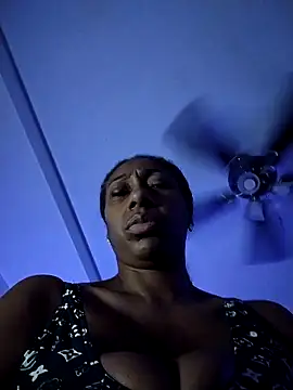 Snapshot of MadamGlam chatting on 09-28-25, 03:34 MadamGlam online show from 09-28-25, 03:34