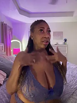 Snapshot of MadamGlam chatting on 10-01-25, 02:23 MadamGlam online show from 10-01-25, 02:23