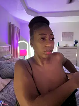 Snapshot of MadamGlam chatting on 10-03-25, 01:41 MadamGlam online show from 10-03-25, 01:41