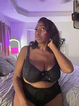 Snapshot of MadamGlam chatting on 10-07-25, 01:52 MadamGlam online show from 10-07-25, 01:52