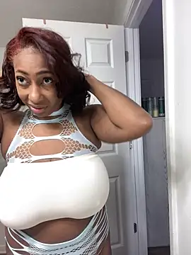 Snapshot of MadamGlam chatting on 10-11-25, 02:48 MadamGlam online show from 10-11-25, 02:48