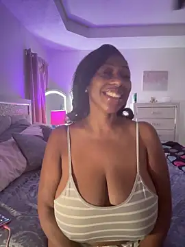 Snapshot of MadamGlam chatting on 10-15-25, 04:07 MadamGlam online show from 10-15-25, 04:07