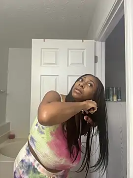 Snapshot of MadamGlam chatting on 10-17-25, 03:58 MadamGlam online show from 10-17-25, 03:58