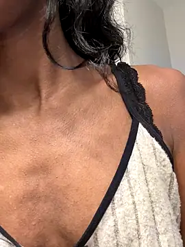 yunniq online show from 10-21-25, 11:05