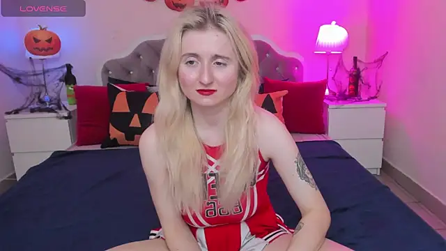 Snapshot of CamillaDreamer chatting on 10-19-25, 03:34 CamillaDreamer online show from 10-19-25, 03:34