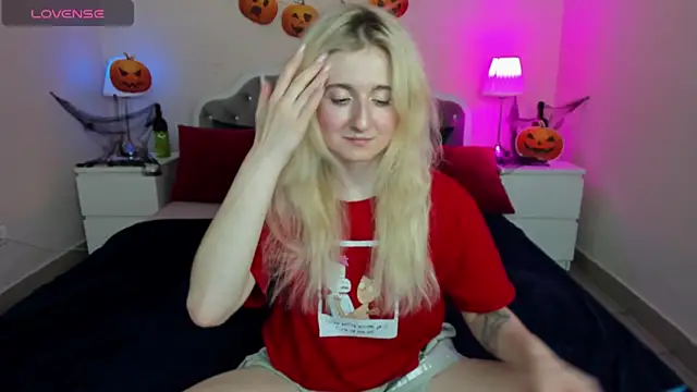 Snapshot of CamillaDreamer chatting on 10-22-25, 02:50 CamillaDreamer online show from 10-22-25, 02:50