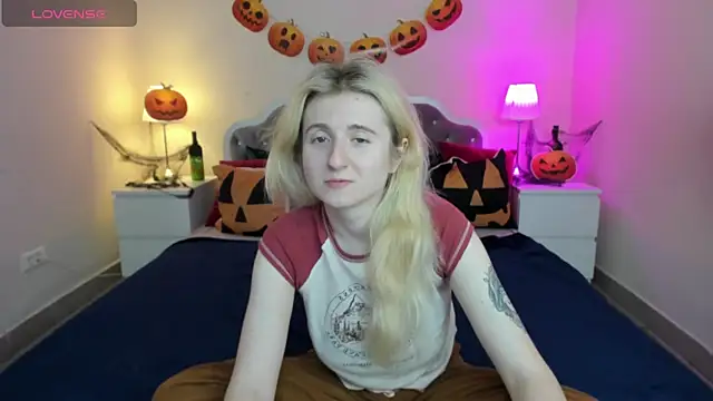 Snapshot of CamillaDreamer chatting on 10-30-25, 05:57 CamillaDreamer online show from 10-30-25, 05:57