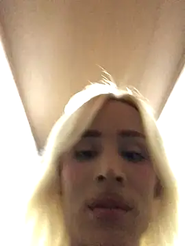 Snapshot of alexawinterrr chatting on 10-10-25, 03:27 alexawinterrr online show from 10-10-25, 03:27