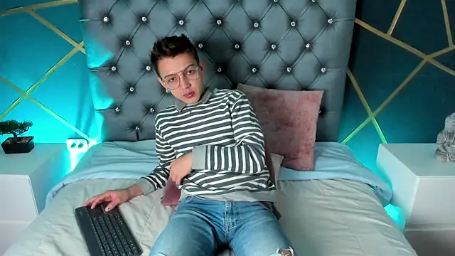 Lian Miller1  online show from 10-01-25, 12:22