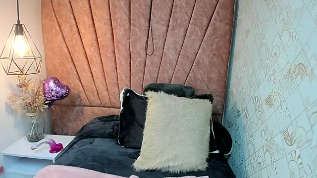 Snapshot of Issa_Milf__ chatting on 11-05-25, 01:22 Issa Milf online show from 11-05-25, 01:22