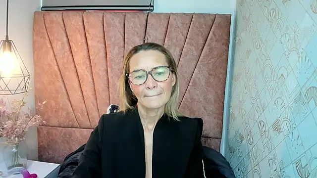 Snapshot of Issa_Milf__ chatting on 11-17-25, 01:06 Issa Milf online show from 11-17-25, 01:06