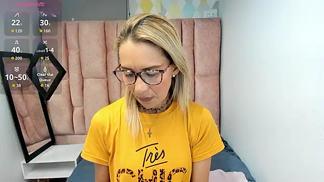 Snapshot of Issa_Milf__ chatting on 02-13-26, 01:07 Issa Milf online show from 02-13-26, 01:07