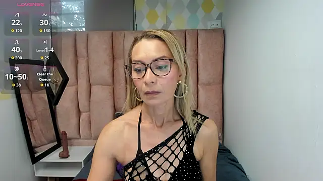 Snapshot of Issa_Milf__ chatting on 03-05-26, 01:18 Issa Milf online show from 03-05-26, 01:18