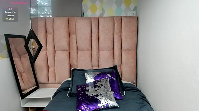 Snapshot of Issa_Milf__ chatting on 03-09-26, 01:04 Issa Milf online show from 03-09-26, 01:04