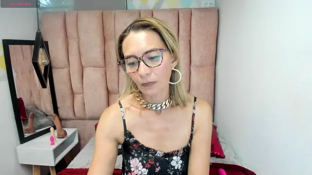 Issa Milf   online show from 04-15-26, 08:09