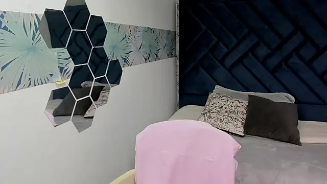 Valery More   online show from 10-30-25, 12:17