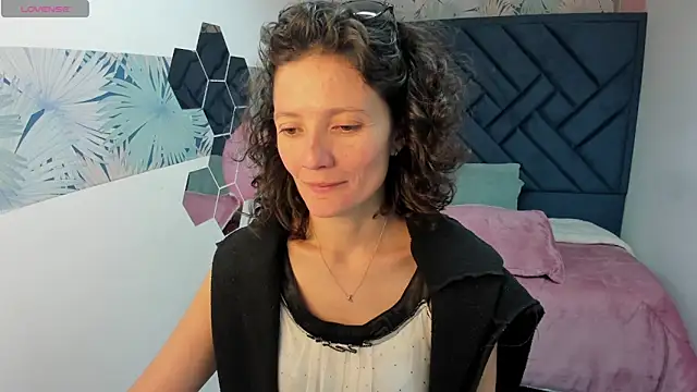 Snapshot of Valery_More__ chatting on 06-02-26, 01:02 Valery More online show from 06-02-26, 01:02