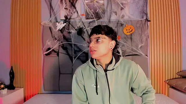 Kandyfrees  online show from 10-28-25, 11:25