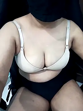 Snapshot of nakedqueen4u chatting on 10-10-25, 06:40 nakedqueen4u online show from 10-10-25, 06:40