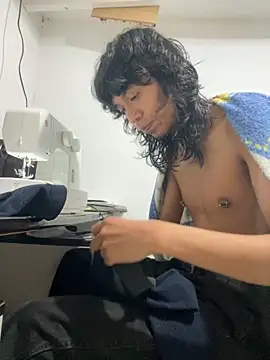 Snapshot of MadamLeRouge chatting on 10-25-25, 10:26 MadamLeRouge online show from 10-25-25, 10:26