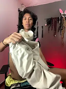 Snapshot of MadamLeRouge chatting on 11-07-25, 11:05 MadamLeRouge online show from 11-07-25, 11:05