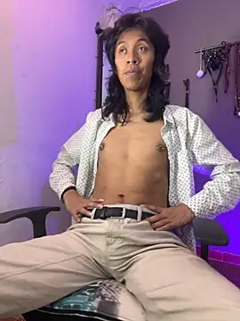 Snapshot of MadamLeRouge chatting on 11-11-25, 12:43 MadamLeRouge online show from 11-11-25, 12:43