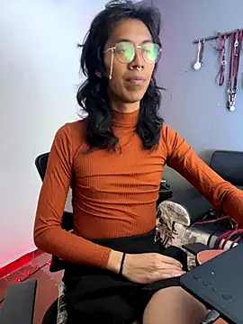 Snapshot of MadamLeRouge chatting on 11-29-25, 11:30 MadamLeRouge online show from 11-29-25, 11:30