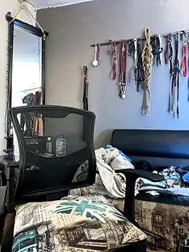 Snapshot of MadamLeRouge chatting on 12-04-25, 02:15 MadamLeRouge online show from 12-04-25, 02:15