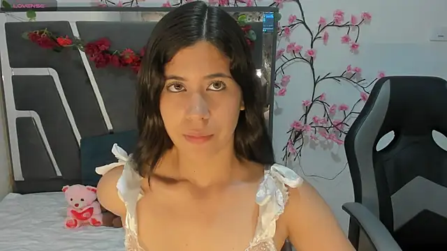 Snapshot of KendallMiller2 chatting on 10-17-25, 07:27 KendallMiller2 online show from 10-17-25, 07:27