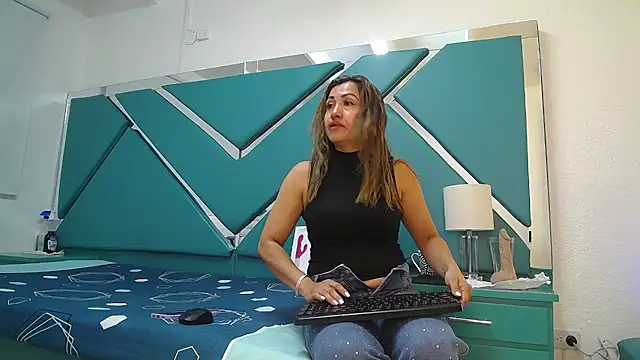 chloe  Jones  online show from 04-24-26, 01:02