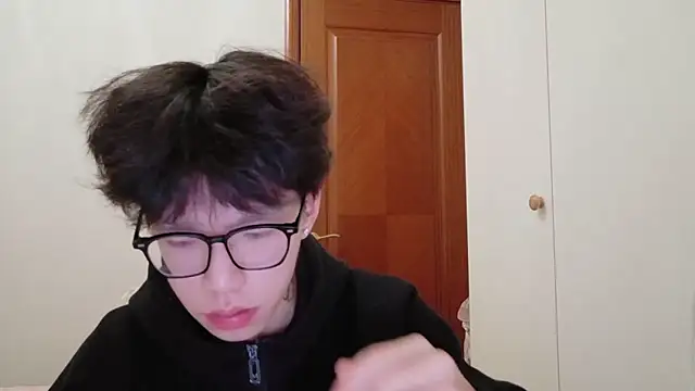 Snapshot of hangzi-0011 chatting on 11-20-25, 12:05 hangzi-0011 online show from 11-20-25, 12:05