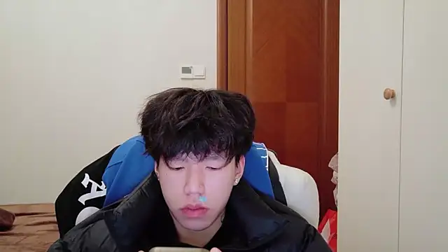 Snapshot of hangzi-0011 chatting on 11-30-25, 10:52 hangzi-0011 online show from 11-30-25, 10:52