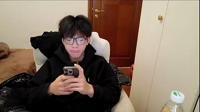 Snapshot of hangzi-0011 chatting on 12-16-25, 07:13 hangzi-0011 online show from 12-16-25, 07:13